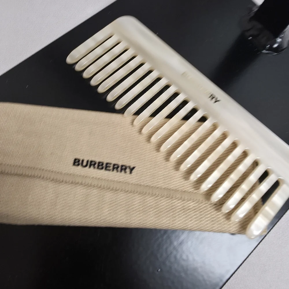 Burberry Authentic Ivory Marbled Pearl Hair Comb with Beige Pouch 2 pc set Burberry Pearl Hair Comb With Pouch CaseTortoise Ivory Beige  main image 2